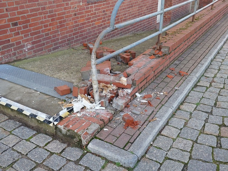 POL-HL: Lübeck - St. Gertrud / Zeugenaufruf: Mauer von Dienstgebäude bei Verkehrsunfall beschädigt - Foto: presseportal.de