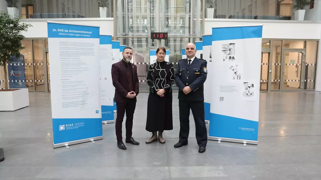 POL-OF: Ja, DAS ist Antisemitismus - Ausstellung im Atrium im Polizeipräsidium für Beschäftigte eröffnet - Bild: presseportal.de