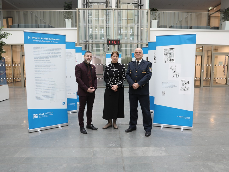 POL-OF: Ja, DAS ist Antisemitismus - Ausstellung im Atrium im Polizeipräsidium für Beschäftigte eröffnet - Foto: presseportal.de