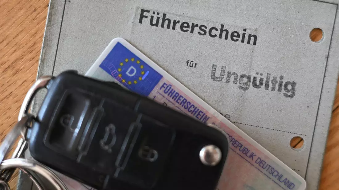 Bürgerinnen und Bürger müssen künftig damit rechnen, ihre Fahrerlaubnis unionsweit zu verlieren. - Bild: Arne Dedert/dpa/dpa-tmn