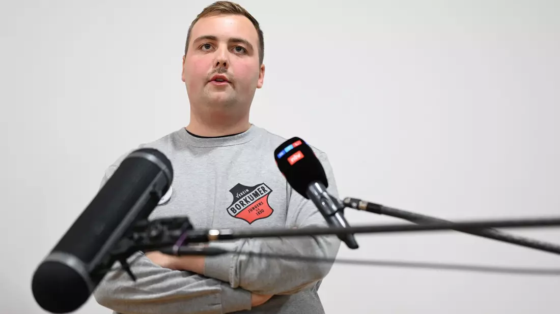 Der Oldermann des Vereins Borkumer Jungens, Maxi Rau, erklärte, bei einem früheren Fest als Klaasohm, der Tradition folgend, auch Frauen geschlagen zu haben.  - Bild: Lars Penning/dpa