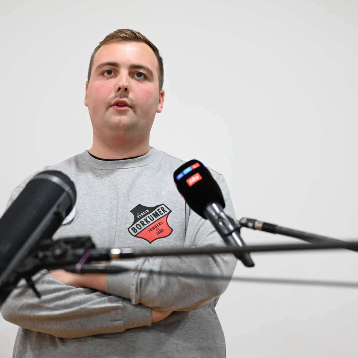 Der Oldermann des Vereins Borkumer Jungens, Maxi Rau, erklärte, bei einem früheren Fest als Klaasohm, der Tradition folgend, auch Frauen geschlagen zu haben.  - Foto: Lars Penning/dpa
