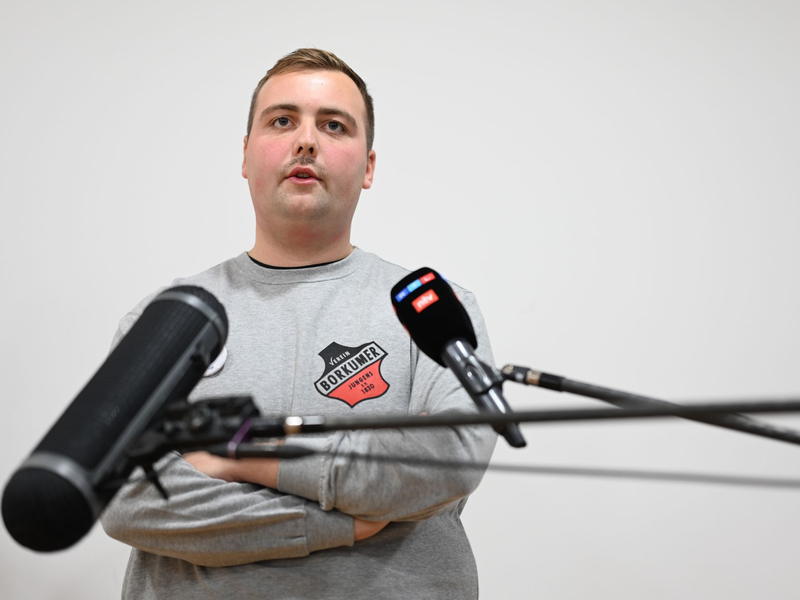 Der Oldermann des Vereins Borkumer Jungens, Maxi Rau, erklärte, bei einem früheren Fest als Klaasohm, der Tradition folgend, auch Frauen geschlagen zu haben.  - Foto: Lars Penning/dpa