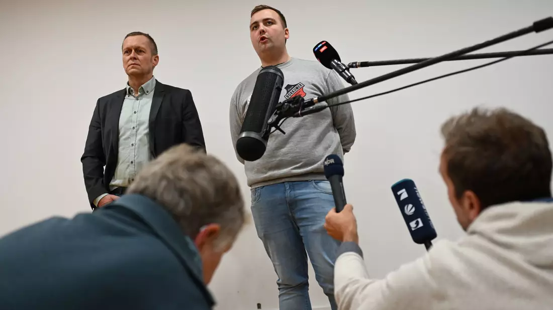 Das Schlagen von Frauen mit Kuhhörnern soll es beim diesjährigen Klaasohm-Fest auf Borkum nicht mehr geben, erklärten die Veranstalter.  - Bild: Lars Penning/dpa