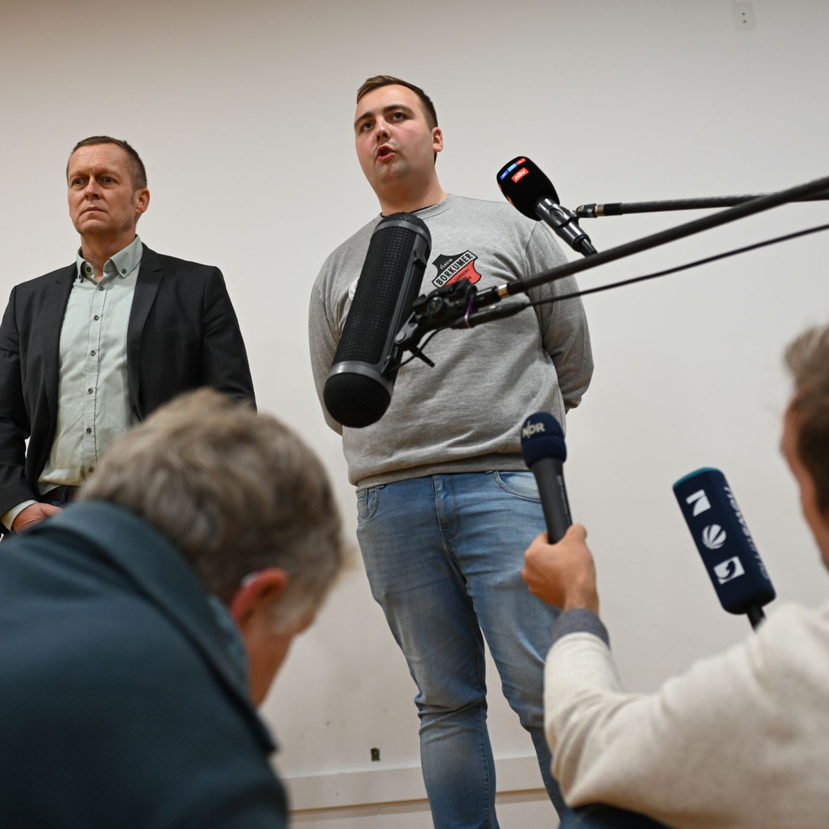 Das Schlagen von Frauen mit Kuhhörnern soll es beim diesjährigen Klaasohm-Fest auf Borkum nicht mehr geben, erklärten die Veranstalter.  - Foto: Lars Penning/dpa