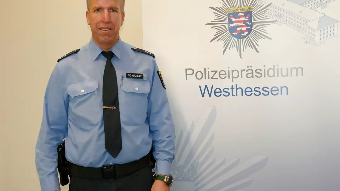 POL-LM: Staffelübergabe des Schutzmanns vor Ort bei der Polizeistation Limburg - Bild: presseportal.de