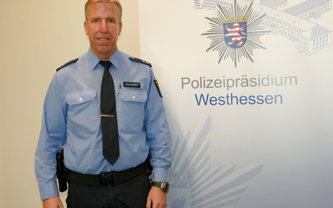 POL-LM: Staffelübergabe des Schutzmanns vor Ort bei der Polizeistation Limburg - Foto: presseportal.de POL-LM: Staffelübergabe des Schutzmanns vor Ort bei der Polizeistation Limburg - Foto: presseportal.de