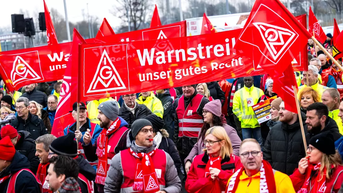 Bereits am vergangenen Montag waren bei VW fast 100.000 Mitarbeiter an neun Standorten in den Warnstreik getreten  - Bild: Sina Schuldt/dpa