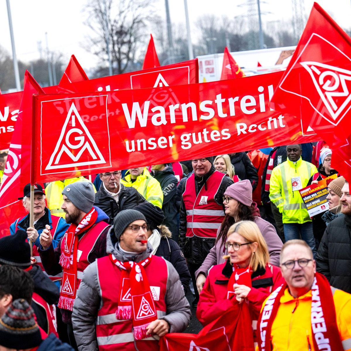Bereits am vergangenen Montag waren bei VW fast 100.000 Mitarbeiter an neun Standorten in den Warnstreik getreten  - Foto: Sina Schuldt/dpa