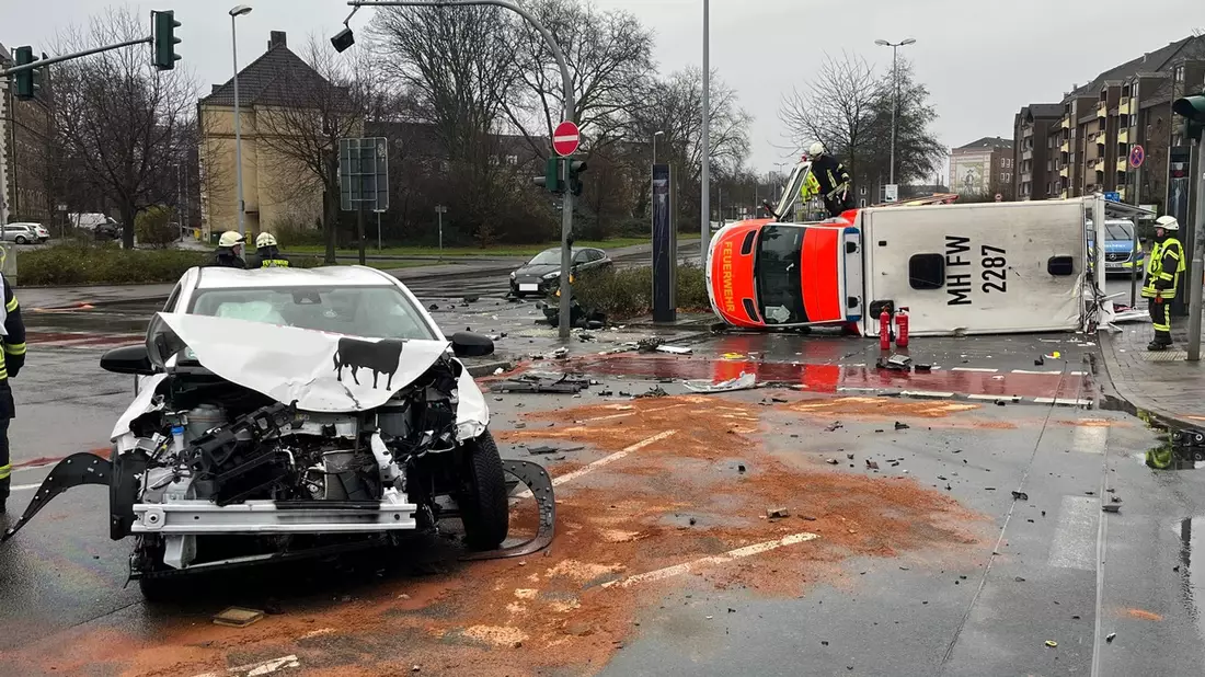FW-MH: Verkehrsunfall mit einem Rettungswagen der Feuerwehr - Bild: presseportal.de