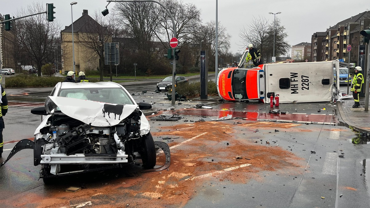 FW-MH: Verkehrsunfall mit einem Rettungswagen der Feuerwehr - Foto: presseportal.de