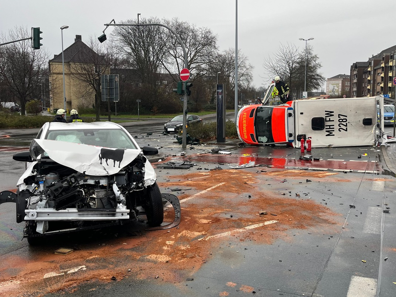 FW-MH: Verkehrsunfall mit einem Rettungswagen der Feuerwehr - Foto: presseportal.de