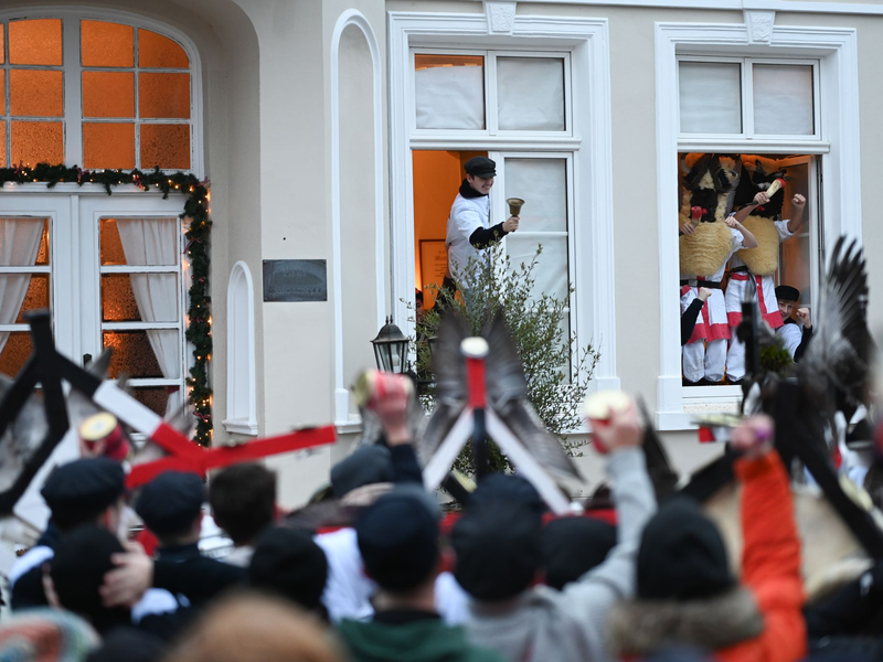 In einem ersten Teil des Brauches werden die ausgewählten Klaasohms an ihren Vereinslokalen eingesammelt.  - Foto: Lars Penning/dpa