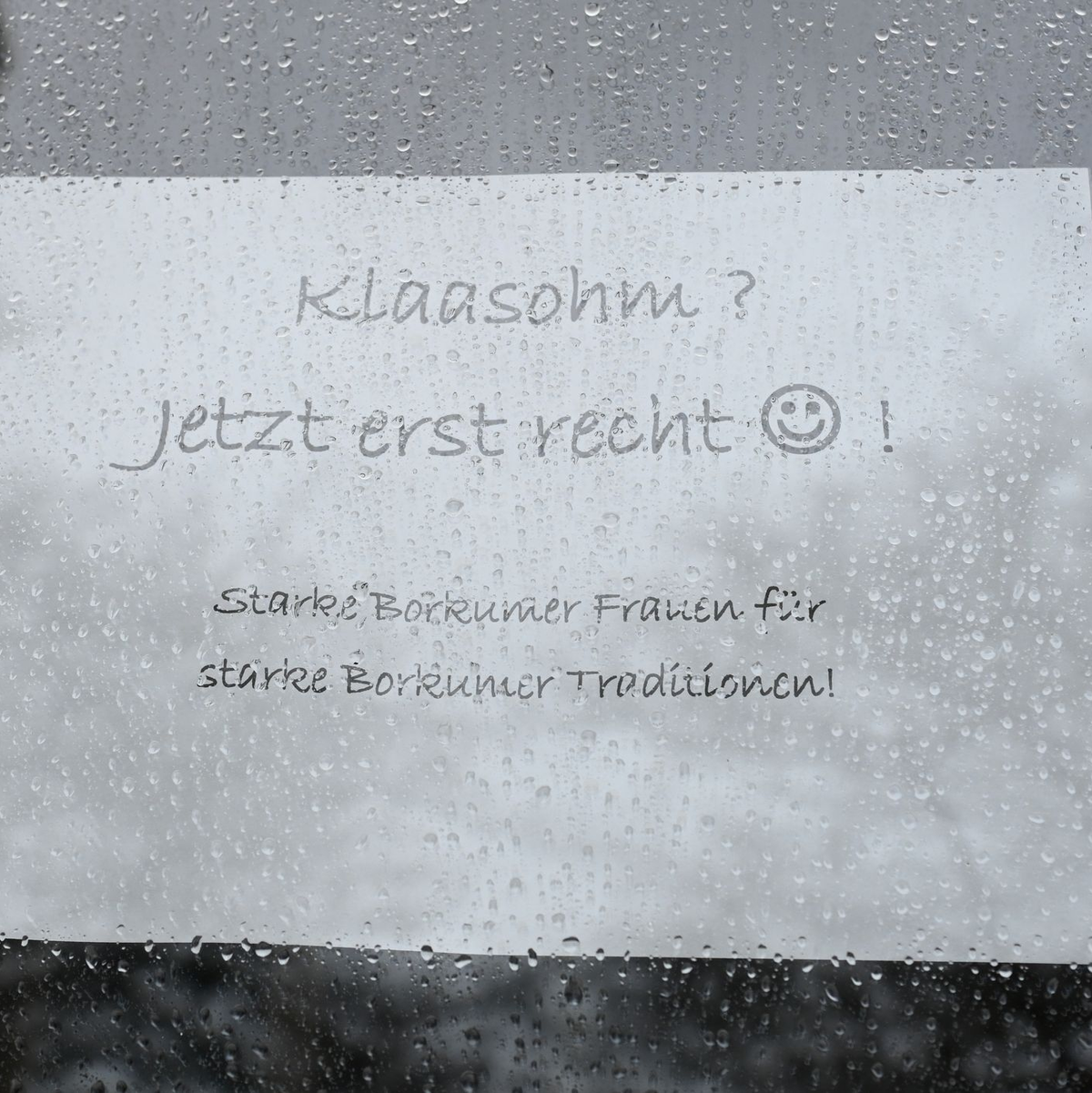 Der Brauch Klaasohm wird auf der Nordseeinsel bereits seit Generationen gefeiert.  - Foto: Lars Penning/dpa