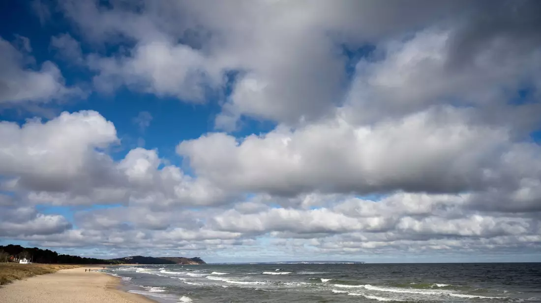 Wolken haben einen Einfluss darauf, wie warm das Klima auf der Erde ist. (Archivbild) - Bild: Stefan Sauer/dpa