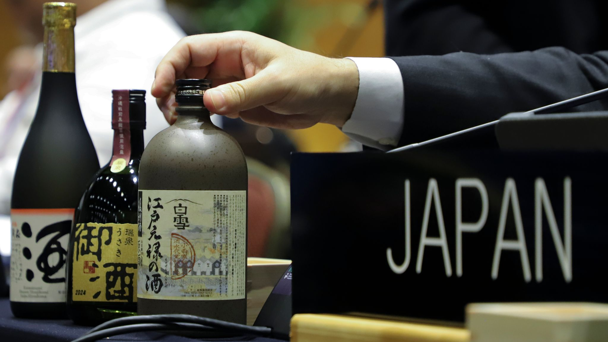 Japanischer Sake auf dem Tisch der japanischen Delegation während der Unesco-Welterbekonferenz in Asunción. - Foto: Marta Escurra/AP