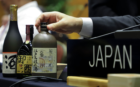 Japanischer Sake auf dem Tisch der japanischen Delegation während der Unesco-Welterbekonferenz in Asunción. - Foto: Marta Escurra/AP