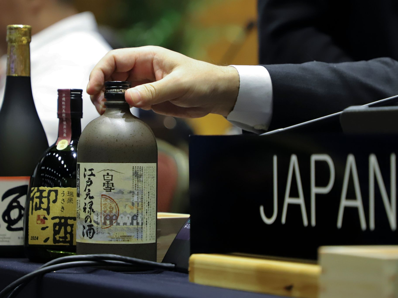 Japanischer Sake auf dem Tisch der japanischen Delegation während der Unesco-Welterbekonferenz in Asunción. - Foto: Marta Escurra/AP