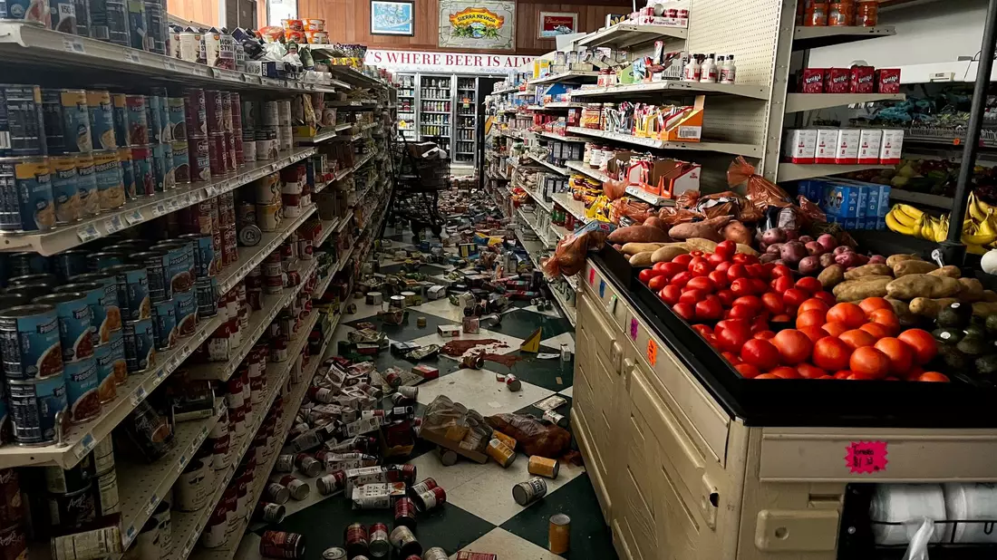 Das starke Erdbeben brachte Regale zum Schwanken.  - Bild: Dylan McNeill/The Times-Standard via AP/dpa