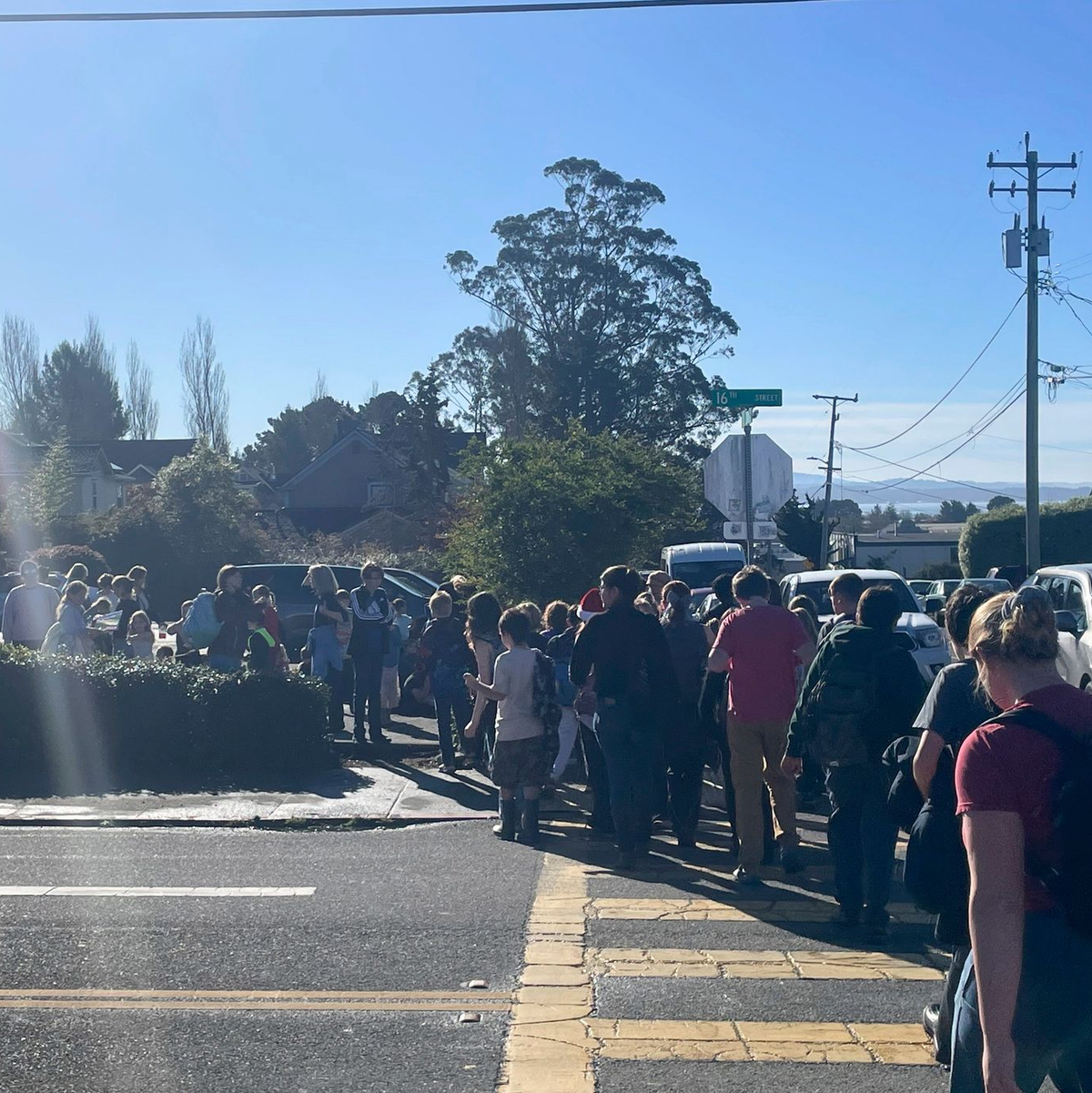 Wegen einer Tsunami-Warnung mussten Menschen gefährdete Gebiete verlassen.   - Foto: Sage Alexander/The Times-Standard via AP/dpa