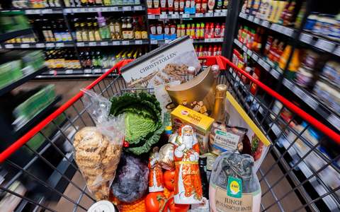 In den nächsten Wochen decken sich die Menschen in Deutschland mit Lebensmitteln für Weihnachten ein. - Foto: Rolf Vennenbernd/dpa