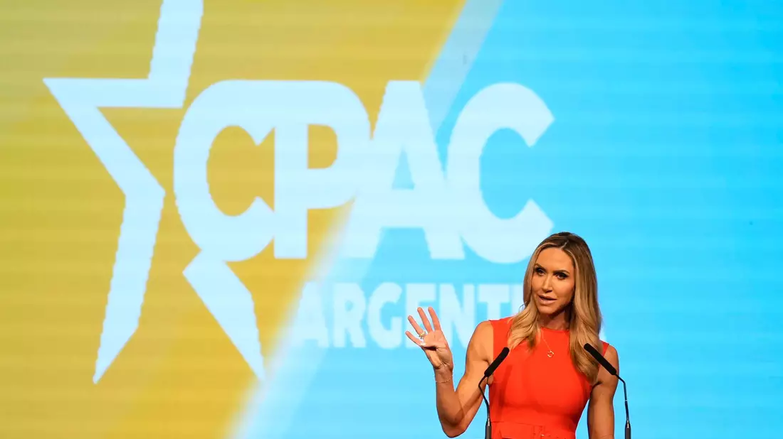 Schwiegertochter Lara prägte an der Parteispitze bei den Republikanern maßgeblich die politische Linie mit. (Archivbild) - Bild: Natacha Pisarenko/AP
