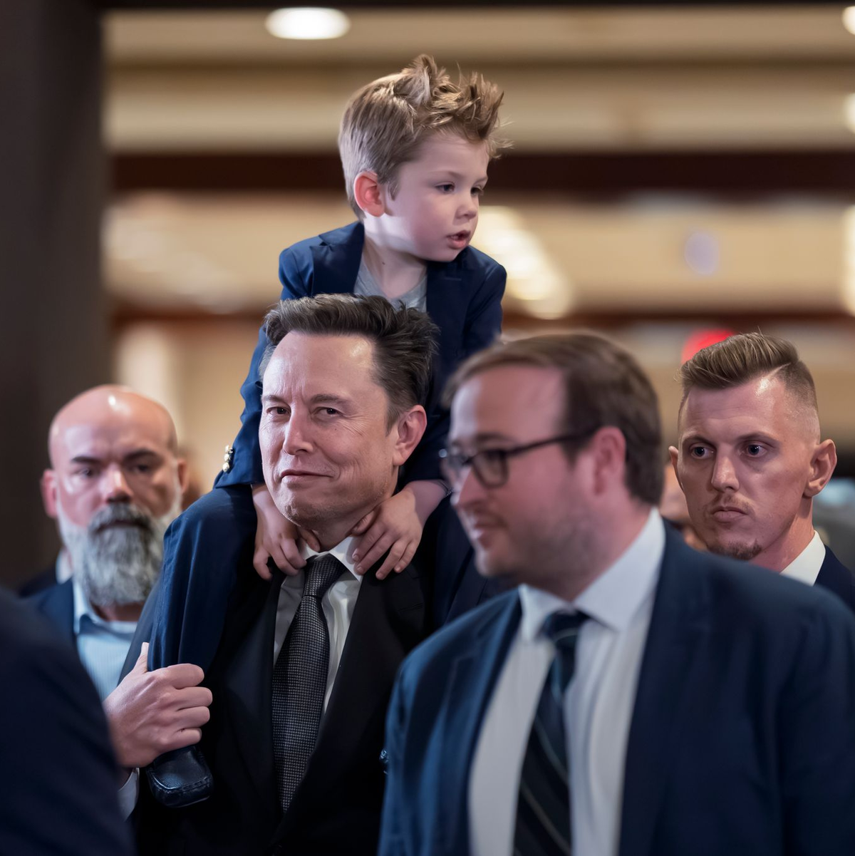 Musk soll Präsidenten Trump dabei helfen, Bürokratie abzubauen. - Foto: J. Scott Applewhite/AP/dpa