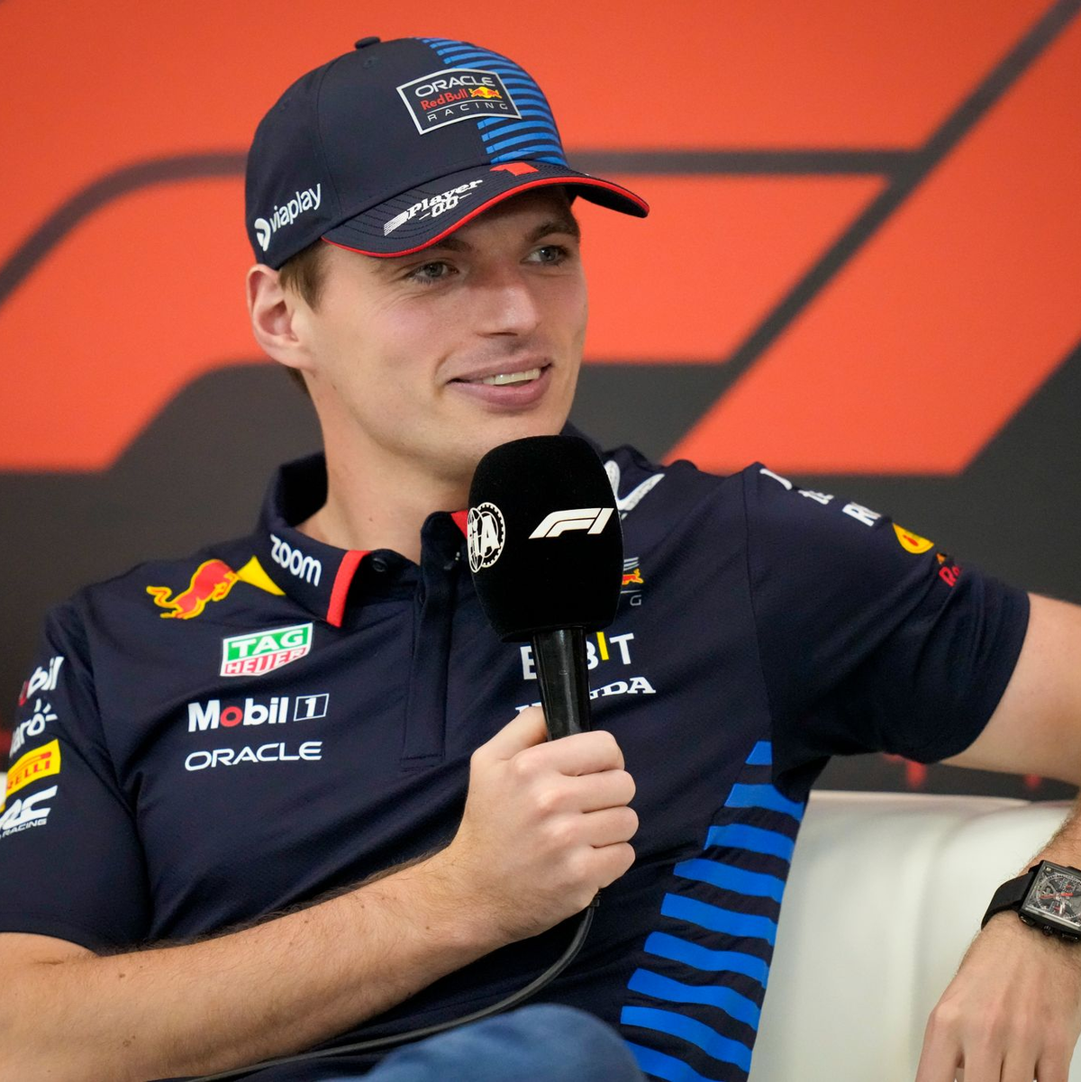 Max Verstappen sprach in einer Pressekonferenz Klartext. - Foto: Darko Bandic/AP