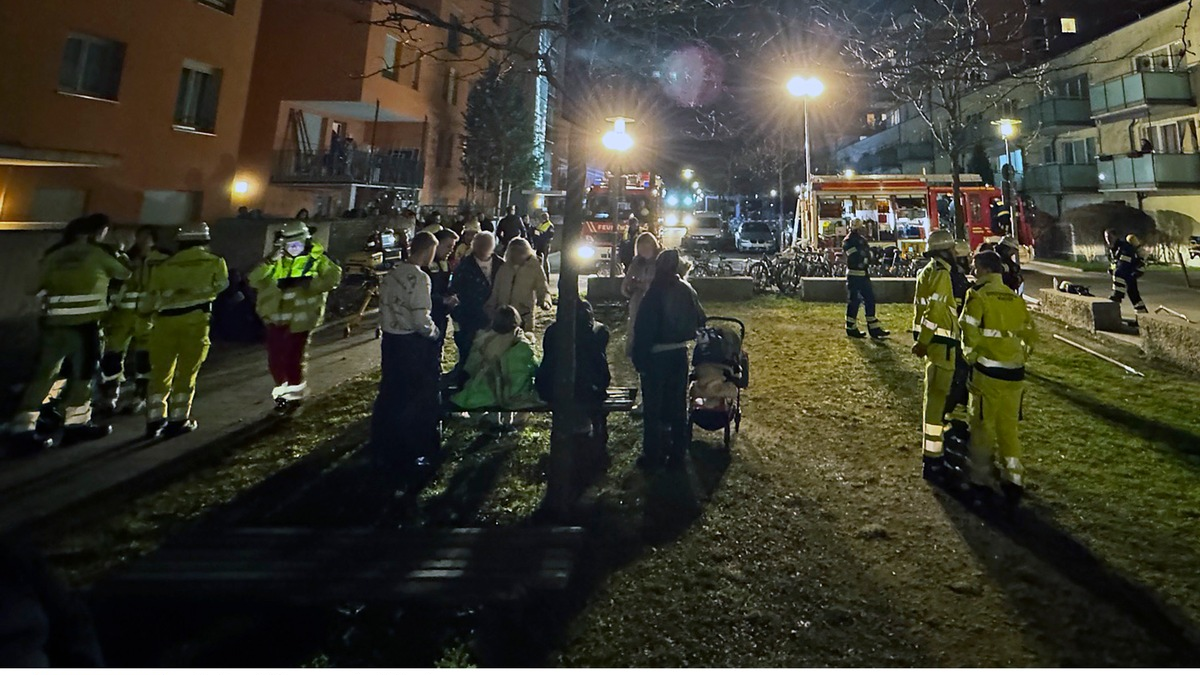 FW-M: Terrassenbrand breitet sich aus (Harthof) - Foto: presseportal.de