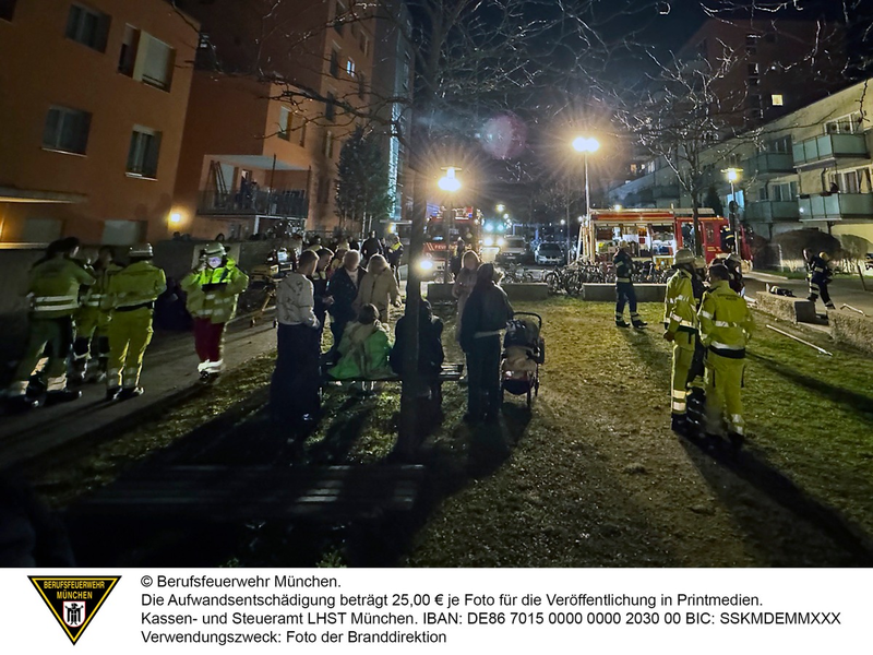 FW-M: Terrassenbrand breitet sich aus (Harthof) - Foto: presseportal.de