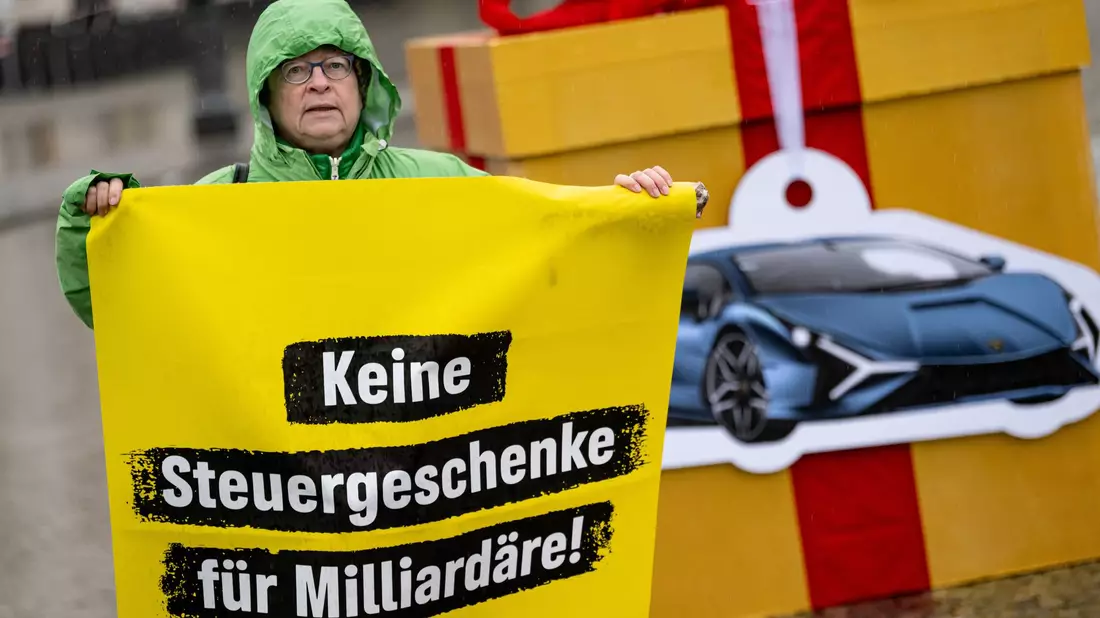 Greenpeace will Superreiche mit Privatjets, Superyachten und Luxuswagen stärker besteuern. - Bild: Fabian Sommer/dpa