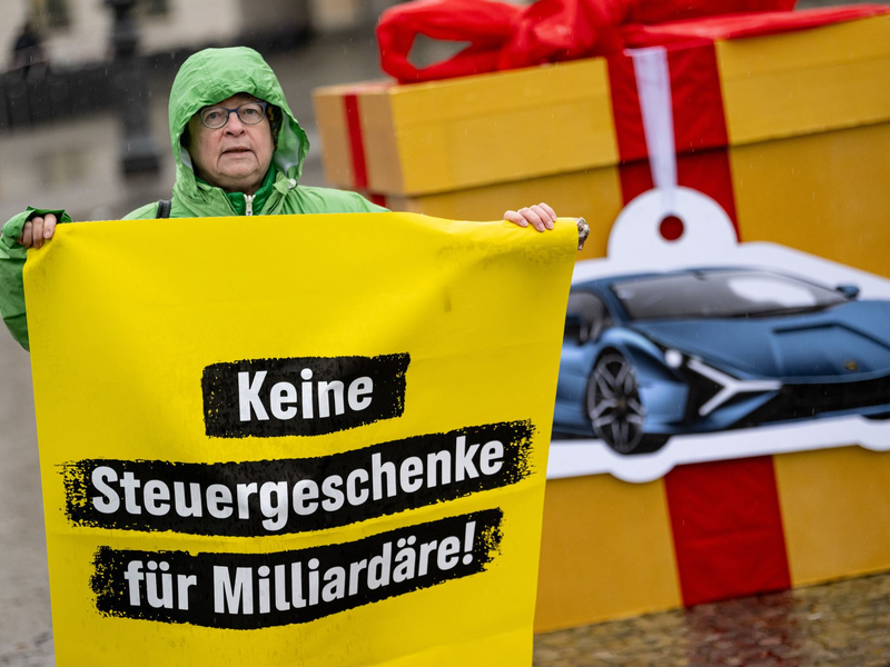 Greenpeace will Superreiche mit Privatjets, Superyachten und Luxuswagen stärker besteuern. - Foto: Fabian Sommer/dpa