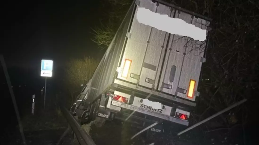 POL-CUX: Sattelzugfahrer befährt aus Unachtsamkeit einen nicht freigegebenen Bereich der L135 im Bereich BAB27 Anschlussstelle Bremerhaven-Süd und muss aufwändig geborgen werden (Foto im Anhang) - Bild: presseportal.de