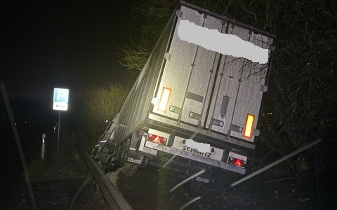 POL-CUX: Sattelzugfahrer befährt aus Unachtsamkeit einen nicht freigegebenen Bereich der L135 im Bereich BAB27 Anschlussstelle Bremerhaven-Süd und muss aufwändig geborgen werden (Foto im Anhang) - Foto: presseportal.de