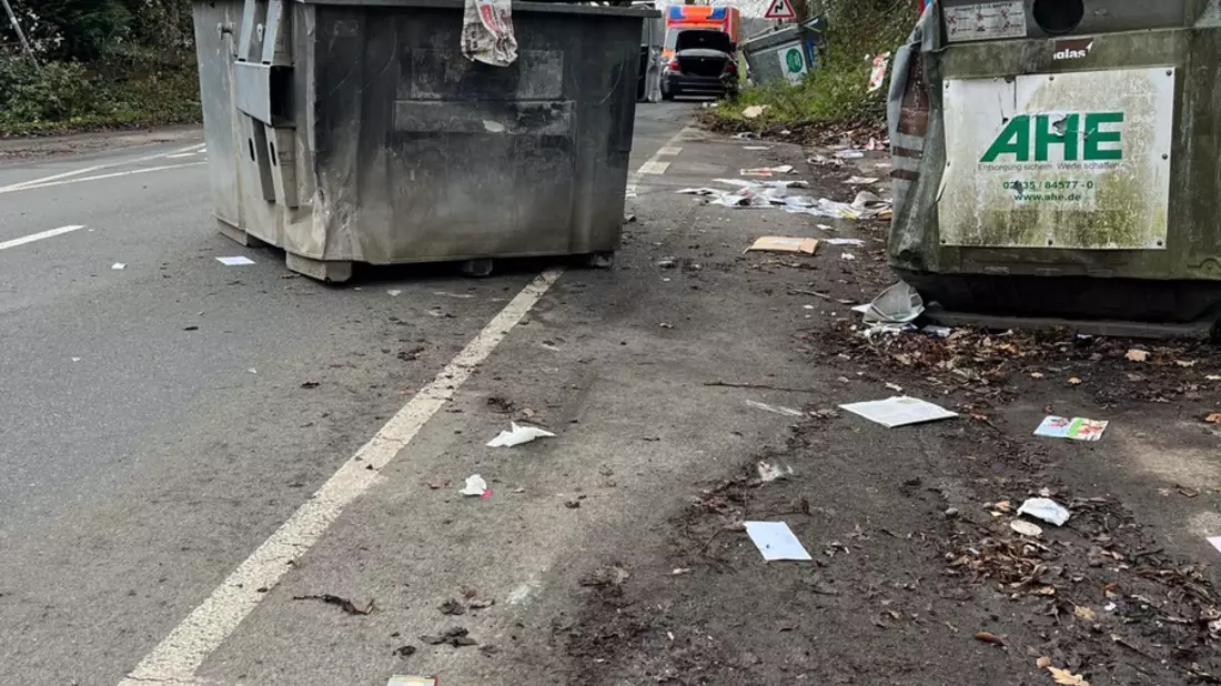POL-EN: Schwelm: Pkw kollidiert mit Papiercontainern- Fahrer leicht verletzt - Bild: presseportal.de