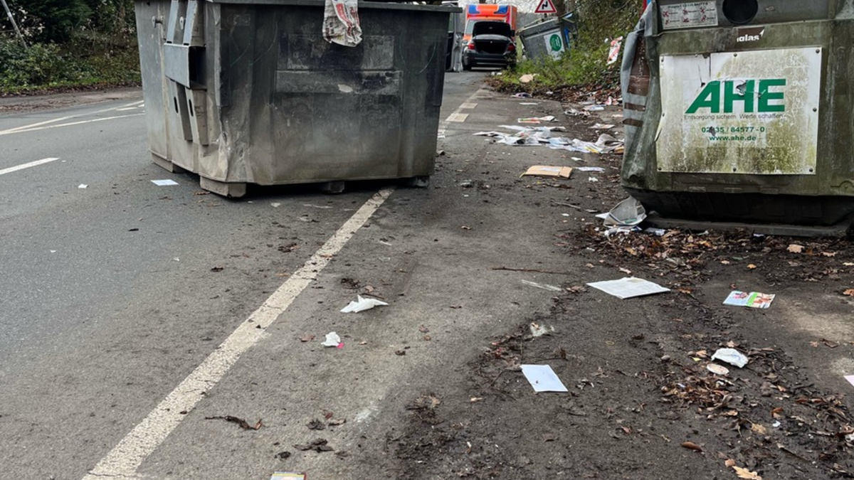 POL-EN: Schwelm: Pkw kollidiert mit Papiercontainern- Fahrer leicht verletzt - Foto: presseportal.de