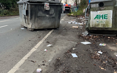 POL-EN: Schwelm: Pkw kollidiert mit Papiercontainern- Fahrer leicht verletzt - Foto: presseportal.de POL-EN: Schwelm: Pkw kollidiert mit Papiercontainern- Fahrer leicht verletzt - Foto: presseportal.de