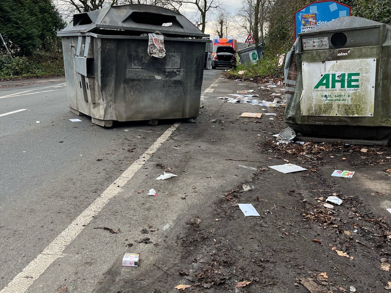 POL-EN: Schwelm: Pkw kollidiert mit Papiercontainern- Fahrer leicht verletzt - Foto: presseportal.de