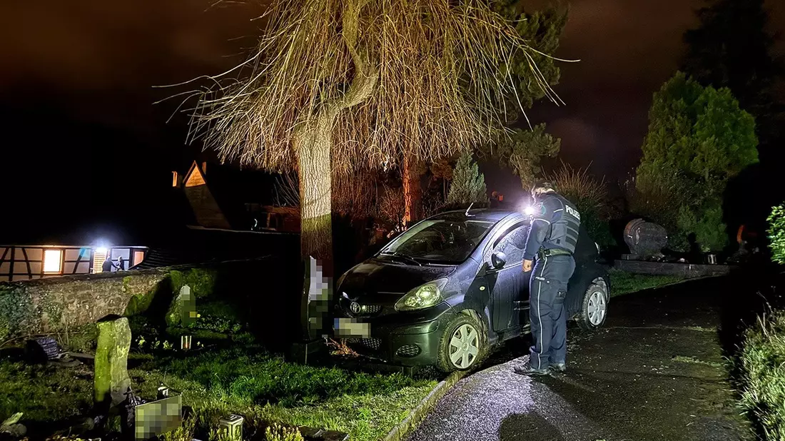 POL-EU: Die letzte Ruhestätte - nicht für Fluchtwagen geeignet - Bild: presseportal.de
