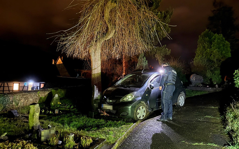 POL-EU: Die letzte Ruhestätte - nicht für Fluchtwagen geeignet - Foto: presseportal.de