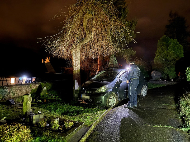 POL-EU: Die letzte Ruhestätte - nicht für Fluchtwagen geeignet - Foto: presseportal.de