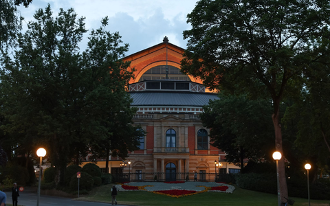 Den öffentlichen Haushalten geht es schlecht - die Bayreuther Festspiele müssen deshalb sparen. (Archivbild) - Foto: Daniel Löb/dpa