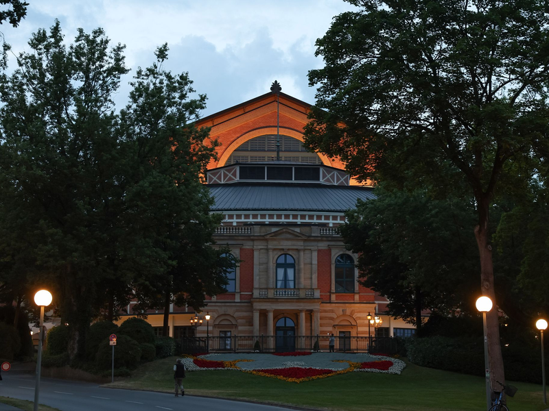 Den öffentlichen Haushalten geht es schlecht - die Bayreuther Festspiele müssen deshalb sparen. (Archivbild) - Foto: Daniel Löb/dpa
