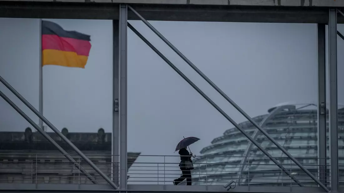 Wind und Regen bleiben auch am Wochenende ein Thema - Bild: Kay Nietfeld/dpa
