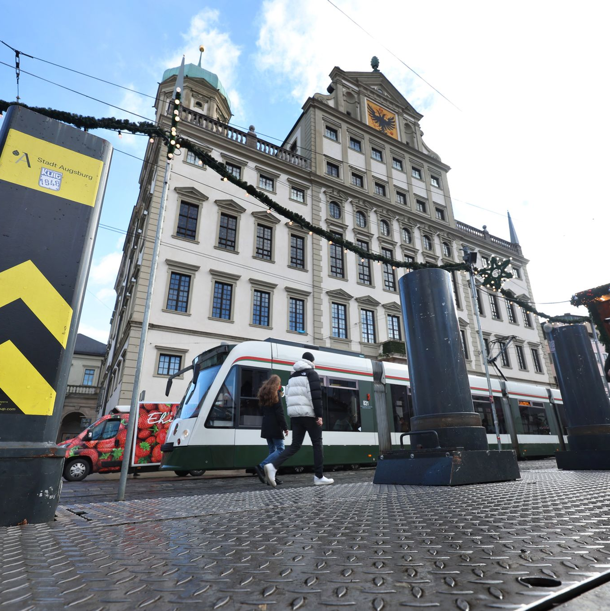 Der Christkindlesmarkt in Augsburg ist unter anderem mit Pollern gesichert.  - Foto: Karl-Josef Hildenbrand/dpa