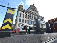 Der Christkindlesmarkt in Augsburg ist unter anderem mit Pollern gesichert.  - Foto: Karl-Josef Hildenbrand/dpa