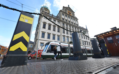 Der Christkindlesmarkt in Augsburg ist unter anderem mit Pollern gesichert. - Foto: Karl-Josef Hildenbrand/dpa Der Christkindlesmarkt in Augsburg ist unter anderem mit Pollern gesichert. - Foto: Karl-Josef Hildenbrand/dpa