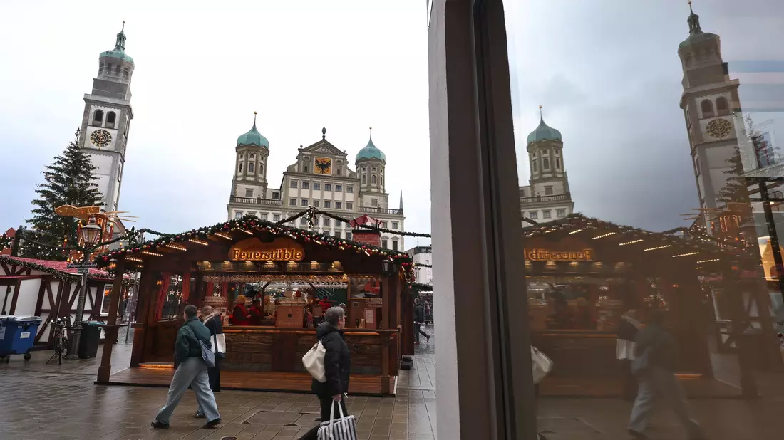 Der Christkindlesmarkt in Augsburg ist unter anderem mit Pollern gesichert.  - Bild: Karl-Josef Hildenbrand/dpa