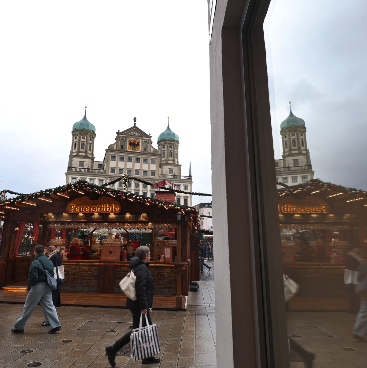 Der Christkindlesmarkt in Augsburg ist unter anderem mit Pollern gesichert.  - Foto: Karl-Josef Hildenbrand/dpa