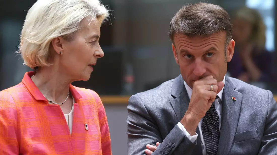 Nicht einer Meinung: Ursula von der Leyen will das Abkommen abschließen, der französische Präsident Emmanuel Macron nicht. (Archivbild) - Bild: Olivier Hoslet/Pool EPA/AP/dpa